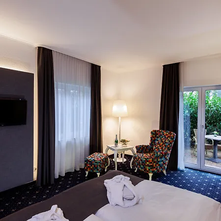 - South, An Ihg Hotel 4*