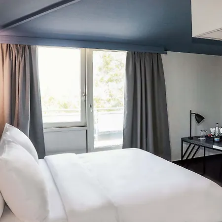 - South, An Ihg Hotel 4*