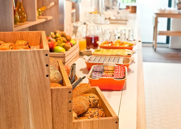 - South, An Ihg מלון 4*