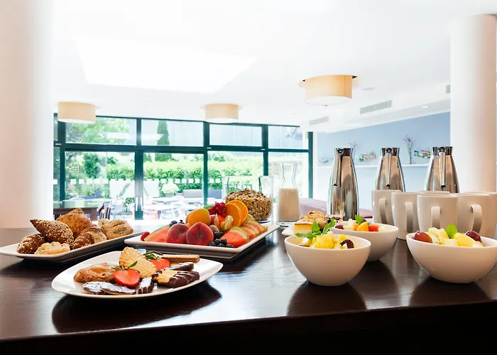 - South, An Ihg מלון