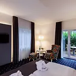 - South, An Ihg Hotel 4*
